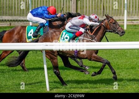 Frankie Dettori auf Cape Coast (rechts) gewinnt die bet365 Trophy am zweiten Tag des Moet and Chandon July Festivals auf der Newmarket Racecourse. Stockfoto