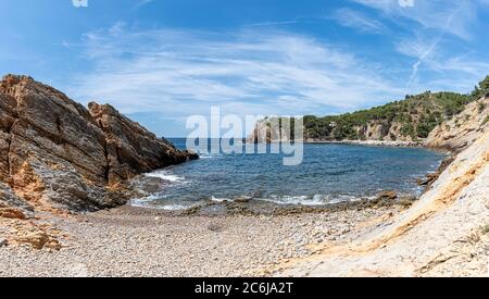 Panoramablick auf die Bucht und den Kiesstrand von Calanques von Figuieres, den Bach von Figuieres und die Bucht Figuières in Méjean, Südfrankreich, Europa Stockfoto