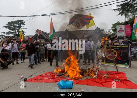 Dharamshala, Indien. Juli 2020. Tibetische Kongressjugend, die während der Protestaktion auf der Straße die chinesischen Waren in Mcleodganj, Dharamshala, verbrannte. (Foto von Shailesh Bhatnagar/Pacific Press) Quelle: Pacific Press Agency/Alamy Live News Stockfoto