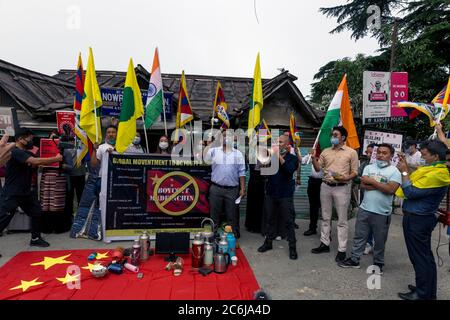 Dharamshala, Indien. Juli 2020. Tibetische Kongressjugend-Mitglieder brechen die chinesischen Waren während der Straßenproteste, um die chinesischen Waren in Mcleodganj, Dharamshala zu boykottieren. (Foto von Shailesh Bhatnagar/Pacific Press) Quelle: Pacific Press Agency/Alamy Live News Stockfoto