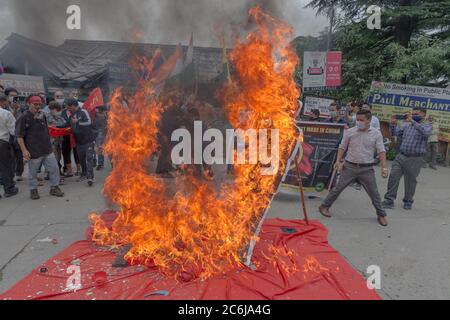 Dharamshala, Indien. Juli 2020. Tibetische Kongressjugend, die während der Protestaktion auf der Straße die chinesischen Waren in Mcleodganj, Dharamshala, verbrannte. (Foto von Shailesh Bhatnagar/Pacific Press) Quelle: Pacific Press Agency/Alamy Live News Stockfoto