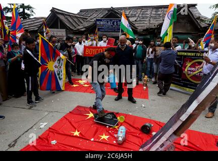 Dharamshala, Indien. Juli 2020. Tibetische Kongressjugend-Mitglieder brechen die chinesischen Waren während der Straßenproteste, um die chinesischen Waren in Mcleodganj, Dharamshala zu boykottieren. (Foto von Shailesh Bhatnagar/Pacific Press) Quelle: Pacific Press Agency/Alamy Live News Stockfoto