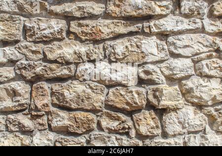 Alte Wand aus Steinen und Beton. Hintergrund mit Vollformatstruktur. Stockfoto