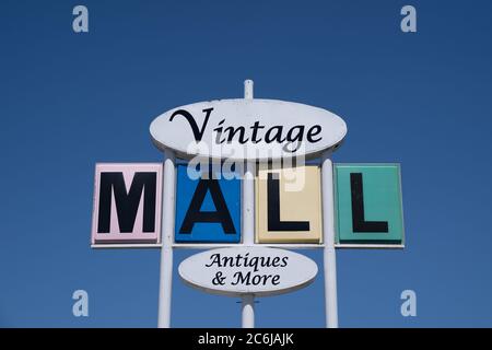 Mankato, Minnesota - 6. Juni 2020: Zeichen für eine verlassene antike Mall genannt Vintage Mall. Retro-Schild gegen blauen Himmel im modernen Stil der Mitte des Jahrhunderts Stockfoto