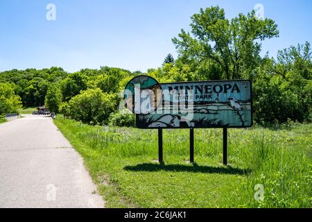 Mankato, Minnesota - 5. Juni 2020: Schild für Minneopa State Park, bekannt für einen großen Wasserfall, Naturpfade und Bison-Spiel fahren Stockfoto