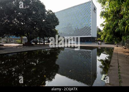 Schräge Ansicht der Nordseite von Nordwesten mit särgförmigen Betonplatten und Spiegelung im Pool. Medizinische Universität (Rangoon College o Stockfoto