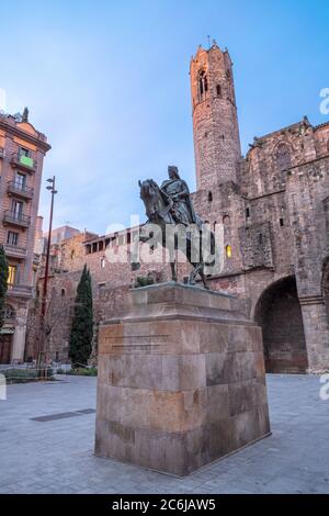 Barcelona - das Denkmal von Ramon Berenguer III auf dem Platz Placa del Rei. Stockfoto