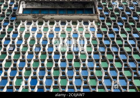 Detail der westlichen Erhebung zeigt Sarg geformte Betonscheibe, blau und grün glazingl und große obere Fenster. Medizinische Universität (Rangun College Stockfoto