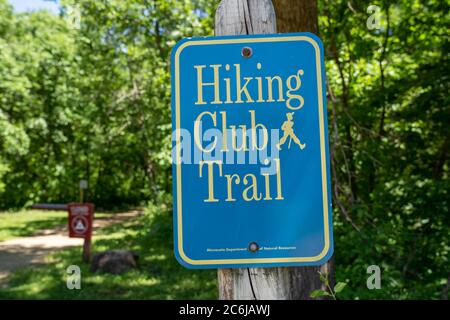 Mankato, Minnesota - 5. Juni 2020: Schild für einen Wanderweg im Minneopa State Park. Der DNR Wanderverein ermöglicht es Wanderern, Pflaster zu verdienen Stockfoto