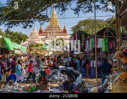 Bagan, Mandalay/Myanmar - Januar 19,2019: festmarkt vor der Ananda Pagode Stockfoto