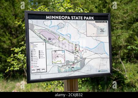 Mankato, Minnesota - 5. Juni 2020: Schild und Karte für Minneopa State Park in Süd-Minnesota, zeigt Campingplätze und Wanderwege Stockfoto