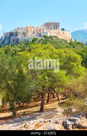 Akropolis und öffentlicher Park auf dem Hügel der Nymphen in Athen, Griechenland - Landschaft Stockfoto