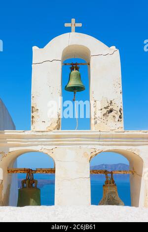 Alter Glockenturm der griechisch orthodoxen Kirche in Santorini, Griechenland Stockfoto