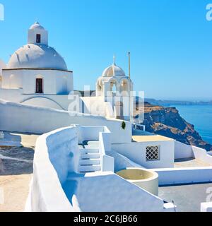 Alte griechische Kirche an der Küste in Santorini Insel, Fira, Griechenland Stockfoto