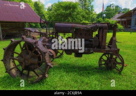 French Camp, Mississippi, USA - 18. Juni 2020: Ein alter Traktor auf dem Gelände der French Camp Academy entlang des Natchez Trace Parkway. Stockfoto