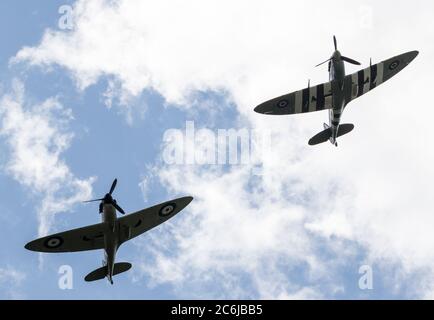 Ditchling, East Sussex, Großbritannien. Juli 2020. Die Bewohner des kleinen Dorfes Ditchling treffen sich, um sich von Frau Vera Lynn zu verabschieden, die im letzten Monat im Alter von 103 Jahren starb. Die Cortege hielt kurz in der Mitte des Dorfes, wo sie fast 50 Jahre lebte. Zwei Spitfires flogen als Gruß an die Frau, die Millionen als die WW2 Forces Sweetheart bekannt ist. Die Cortege machte sich dann auf den Weg nach Brighton für einen privaten Familiendienst. Quelle: Alan Fraser/Alamy Live News Stockfoto