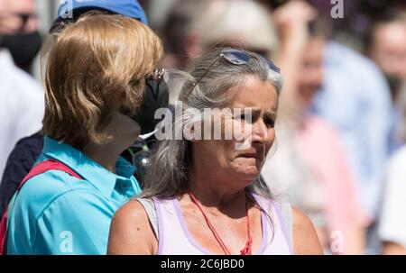 Ditchling, East Sussex, Großbritannien. Juli 2020. Die Bewohner des kleinen Dorfes Ditchling treffen sich, um sich von Frau Vera Lynn zu verabschieden, die im letzten Monat im Alter von 103 Jahren starb. Die Cortege hielt kurz in der Mitte des Dorfes, wo sie fast 50 Jahre lebte. Zwei Spitfires flogen als Gruß an die Frau, die Millionen als die WW2 Forces Sweetheart bekannt ist. Die Cortege machte sich dann auf den Weg nach Brighton für einen privaten Familiendienst. Quelle: Alan Fraser/Alamy Live News Stockfoto