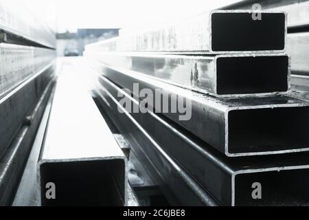 Stapel von gewalzten Metallprodukten, perspektivische Ansicht von Stahlrohren mit rechteckigem Querschnitt Stockfoto