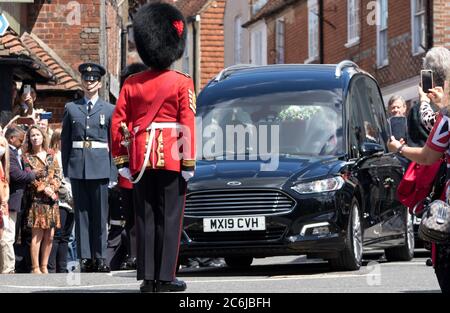 Ditchling, East Sussex, Großbritannien. Juli 2020. Die Bewohner des kleinen Dorfes Ditchling treffen sich, um sich von Frau Vera Lynn zu verabschieden, die im letzten Monat im Alter von 103 Jahren starb. Die von Vertretern aller bewaffneten Dienste begleitete Cortege hielt kurz im Zentrum des Dorfes, wo sie fast 50 Jahre lang lebte, inne. Zwei Spitfires flogen als Gruß an die Frau, die Millionen als die WW2 Forces Sweetheart bekannt ist. Die Cortege machte sich dann auf den Weg nach Brighton für einen privaten Familiendienst. Quelle: Alan Fraser/Alamy Live News Stockfoto