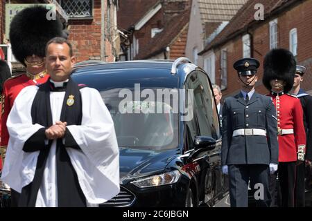 Ditchling, East Sussex, Großbritannien. Juli 2020. Die Bewohner des kleinen Dorfes Ditchling treffen sich, um sich von Frau Vera Lynn zu verabschieden, die im letzten Monat im Alter von 103 Jahren starb. Die von Angehörigen der bewaffneten Dienste eskortierte Cortege hielt kurz im Zentrum des Dorfes inne, wo sie fast 50 Jahre lang lebte. Zwei Spitfires flogen als Gruß an die Frau, die Millionen als die WW2 Forces Sweetheart bekannt ist. Die Cortege machte sich dann auf den Weg nach Brighton für einen privaten Familiendienst. Quelle: Alan Fraser/Alamy Live News Stockfoto