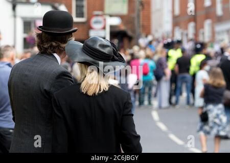 Ditchling, East Sussex, Großbritannien. Juli 2020. Die Bewohner des kleinen Dorfes Ditchling treffen sich, um sich von Frau Vera Lynn zu verabschieden, die im letzten Monat im Alter von 103 Jahren starb. Die Cortege hielt kurz in der Mitte des Dorfes, wo sie fast 50 Jahre lebte. Zwei Spitfires flogen als Gruß an die Frau, die Millionen als die WW2 Forces Sweetheart bekannt ist. Die Cortege machte sich dann auf den Weg nach Brighton für einen privaten Familiendienst. Quelle: Alan Fraser/Alamy Live News Stockfoto