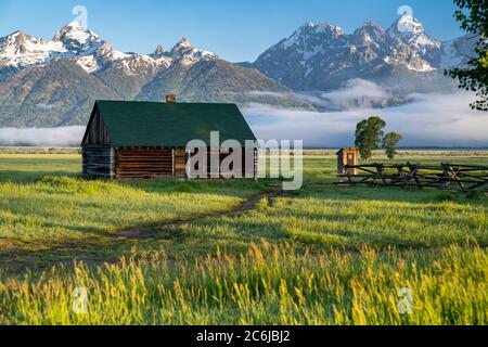 Rustikales Gebäude, Teil des historischen Morman Row Gehöfts in Antelope Flats, im Grand Teton National Park Wyoming, bei Sonnenaufgang Stockfoto