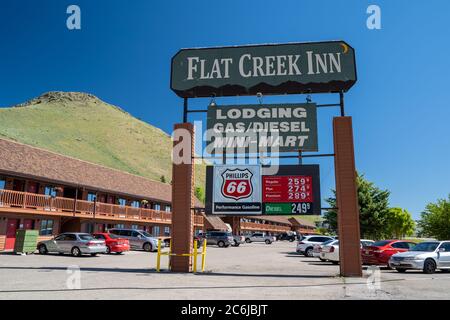 Jackson, Wyoming - 26. Juni 2020: Schild für das Flat Creek Inn, ein Hotel, Supermarkt und Tankstelle in der Nähe der National Elk Refuge Stockfoto