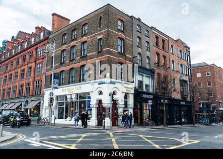 Dublin, Irland - 30. Dezember 2019: The Music Cafe Bar mit Leuten in Dublin, Irland Stockfoto