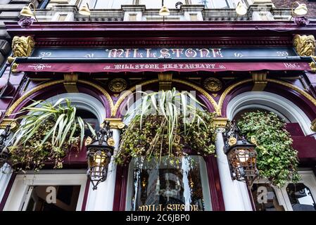 Dublin, Irland - 30. Dezember 2019: Fassade des Mühlstein Restaurants in Dame Street von Dublin, Irland Stockfoto