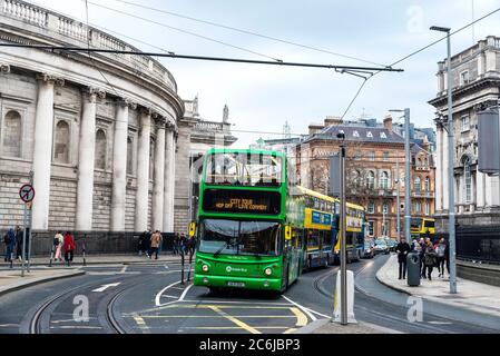 Dublin, Irland - 30. Dezember 2019: Straße mit Verkehr von Bus und Menschen im Zentrum von Dublin, Irland Stockfoto