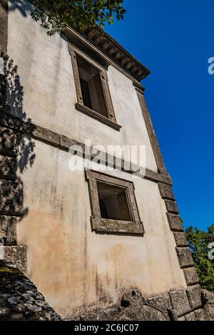 28. Juni 2020 - Sacro Bosco (Heiliger Hain) oder Park der Monster von Bomarzo - manieristischer monumentaler Garten. Das Schiefe Haus. Stockfoto