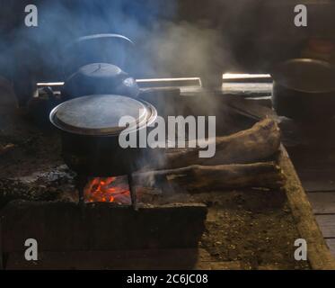 Burmesisches Dorfhaus mit Holzofen im Inneren Stockfoto