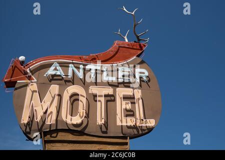 Jackson, Wyoming - 26. Juni 2020: Schild für das Antler Motel, das sich in der Innenstadt von Jackson Hole befindet. Neonschild im Retro-Stil im Stil der Mitte des Jahrhunderts Stockfoto