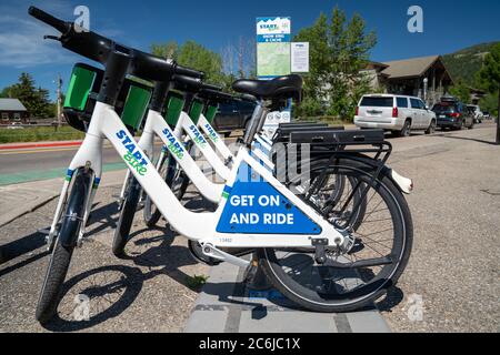 Jackson, Wyoming - 26. Juni 2020: Fahrradständer von Start Bikes, einem Bike-Sharing-Service in der Innenstadt von Jackson Hole Stockfoto