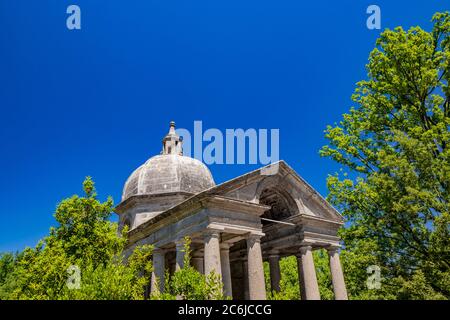 28. Juni 2020 - Sacro Bosco (Heiliger Hain) oder Park der Monster von Bomarzo - manieristischer monumentaler Garten. Ein kleiner Tempel, in der klassischen (Giebel, col Stockfoto