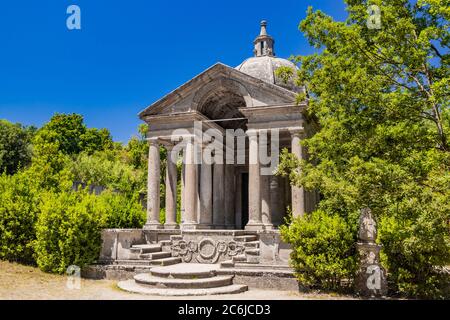 28. Juni 2020 - Sacro Bosco (Heiliger Hain) oder Park der Monster von Bomarzo - manieristischer monumentaler Garten. Ein kleiner Tempel, in der klassischen (Giebel, col Stockfoto