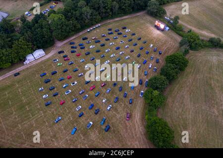 Loxwood Drive im Kino, fotografiert von Drohne mit einer Kulisse der atemberaubenden Landschaft Sussex, wie es gestern Abend für seine erste Vorführung Sho eröffnet Stockfoto