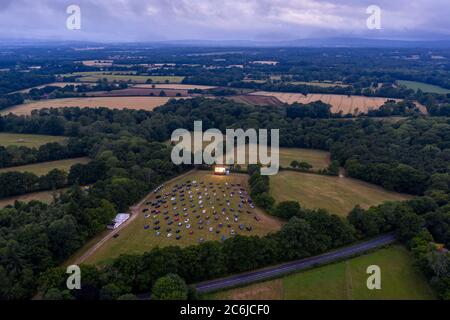 Loxwood Drive im Kino, fotografiert von Drohne mit einer Kulisse der atemberaubenden Landschaft Sussex, wie es gestern Abend für seine erste Vorführung Sho eröffnet Stockfoto