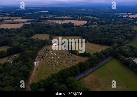 Loxwood Drive im Kino, fotografiert von Drohne mit einer Kulisse der atemberaubenden Landschaft Sussex, wie es gestern Abend für seine erste Vorführung Sho eröffnet Stockfoto