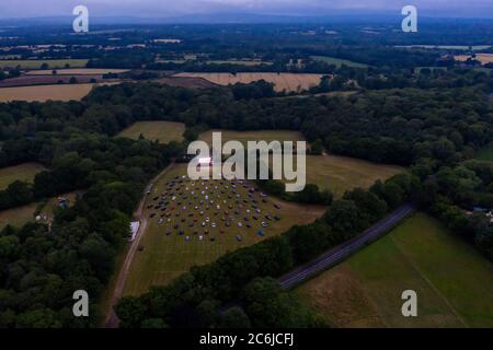 Loxwood Drive im Kino, fotografiert von Drohne mit einer Kulisse der atemberaubenden Landschaft Sussex, wie es gestern Abend für seine erste Vorführung Sho eröffnet Stockfoto