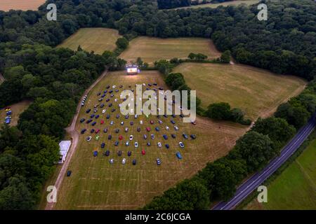 Loxwood Drive im Kino, fotografiert von Drohne mit einer Kulisse der atemberaubenden Landschaft Sussex, wie es gestern Abend für seine erste Vorführung Sho eröffnet Stockfoto