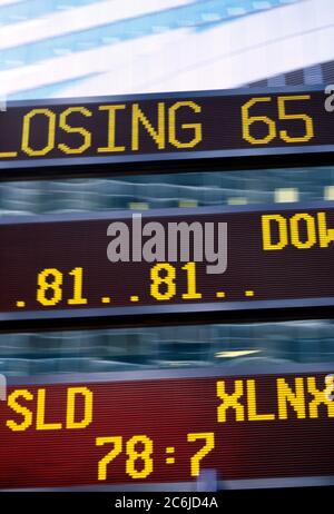 Elektronische Anzeige für Aktienkennzdaten im Times Square, NYC 1999 Stockfoto