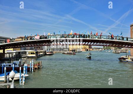 VENEDIG, ITALIEN - 24. SEPTEMBER 2014: Blick vom Canal Grande auf die Verfassungsbrücke in Venedig. Diese Brücke ist bei den Einheimischen wegen verschiedener Arten sehr beliebt Stockfoto