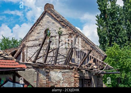 Zrenjanin, Serbien, 04. Juli 2020. Das Dach eines alten Gebäudes brach zusammen. Gebäude warten auf Reparatur oder Abriss? Stockfoto