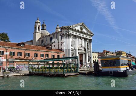 VENEDIG, ITALIEN - 24. SEPTEMBER 2014: Blick auf die Küste von Venedig und die Fassade der Kirche Gesuati. Touristen aus aller Welt genießen die historische Stadt Venezia Stockfoto