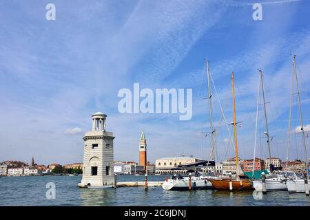 VENEDIG, ITALIEN - 24. SEPTEMBER 2014: Blick von San Giorgio Maggiore auf den Markusplatz in Venedig.Touristen aus aller Welt genießen die historische Stadt V Stockfoto