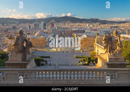 Barcelona - der Blick auf die Stadt im Sonnenuntergang Licht mit dem Plaza Espana Platz. Stockfoto