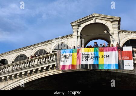 VENEDIG, ITALIEN - 24. SEPTEMBER 2014: Die Rialtobrücke (Ponte Di Rialto) mit Touristen in Venedig bei Sonnenuntergang. Diese Brücke ist die älteste Brücke auf der Gran Stockfoto