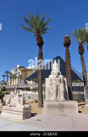 LAS VEGAS, NV-6 JUN 2020- Blick auf das Luxor Las Vegas Hotel und Casino, einschließlich Nachbildung berühmter Attraktionen im alten Ägypten, auf der Stri Stockfoto