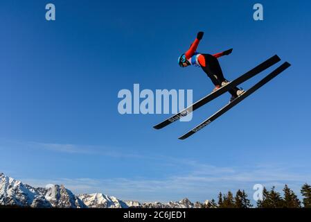 Skispringer springen von der Großschanze bei der Nordischen Weltmeisterschaft, Seefeld, Österreich, 2019. Karwendel Alpen in der Ferne. Stockfoto